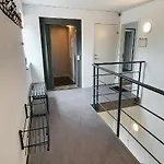 Harbour Penthouse 公寓 *