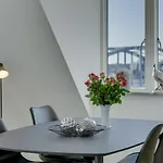 Harbour Penthouse 公寓 *