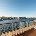 Harbour Penthouse 公寓 *